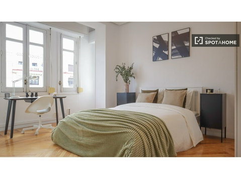 Room for rent in 7-bedroom apartment in Salamanca, Madrid - Vuokralle