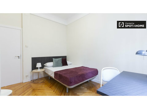 Room for rent in 7-bedroom apartment in Salamanca - Til leje