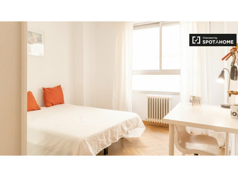 Aluga-se quarto em apartamento de 7 quartos em Trafalgar,… - Aluguel