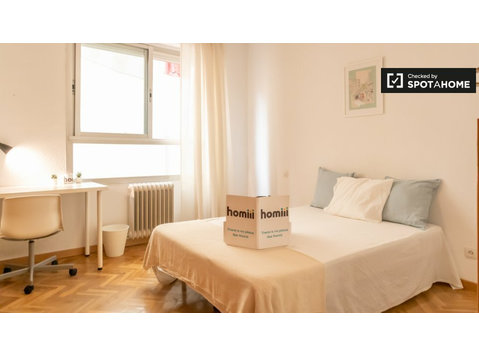 Trafalgar, Madrid'de 7 yatak odalı dairede kiralık oda - Kiralık