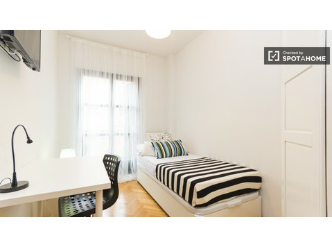 Room for rent in 8-bed apartment in Cuatro Caminos, Madrid - Na prenájom