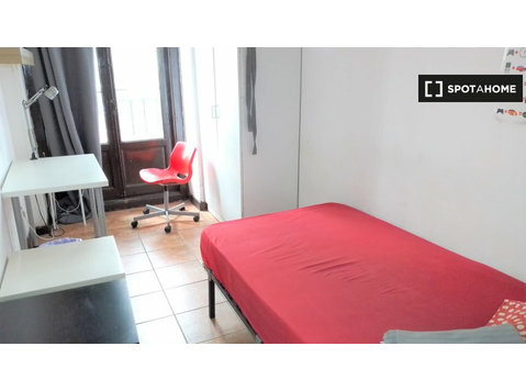 Madrid, Argüelles'deki 8 yatak odalı dairede kiralık oda - Kiralık