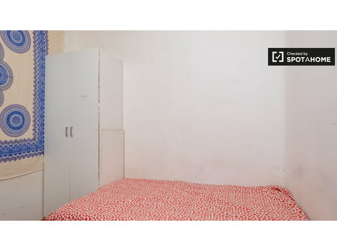 Camera in affitto in appartamento con 8 camere da letto ad… - In Affitto