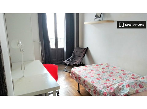 Room for rent in 8-bedroom apartment in Argüelles, Madrid - K pronájmu