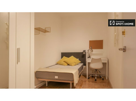 Room for rent in 8-bedroom apartment in Azca, Madrid - เพื่อให้เช่า