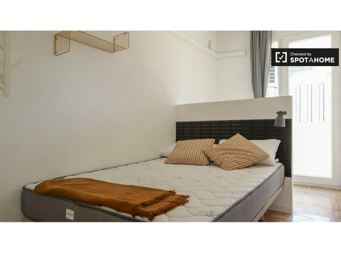 Azca, Madrid'de 8 yatak odalı dairede kiralık oda - Kiralık