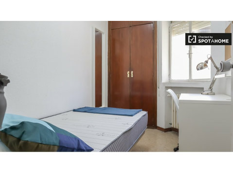 Room for rent in 8-bedroom apartment in Azca, Madrid - K pronájmu