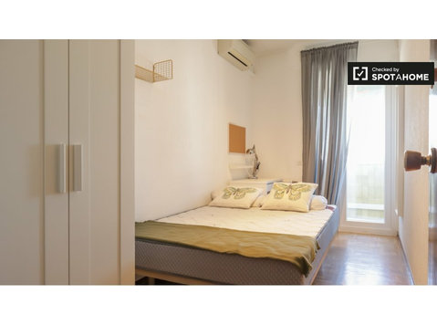 Chambre à louer dans un appartement de 8 chambres à Azca,… - À louer