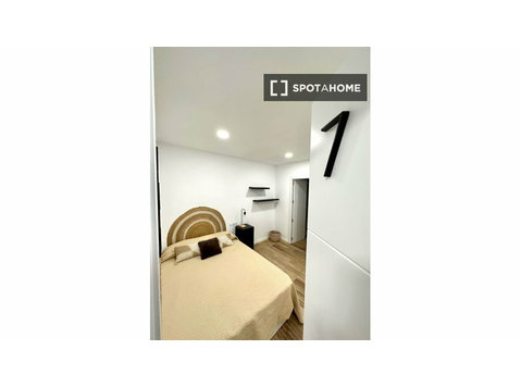 Getafe, Madrid'de 8 yatak odalı dairede kiralık oda - Kiralık