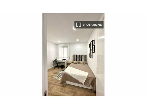 Pokój do wynajęcia w mieszkaniu z 8 sypialniami w Getafe w… - Do wynajęcia
