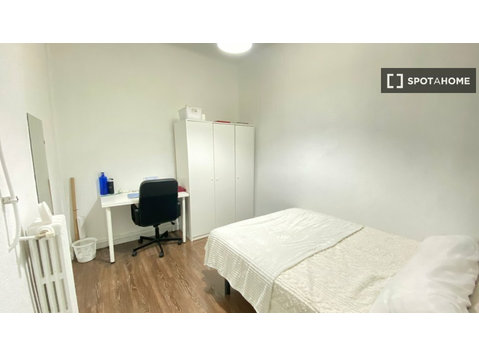 Pokój do wynajęcia w mieszkaniu z 8 sypialniami przy Gran… - Do wynajęcia