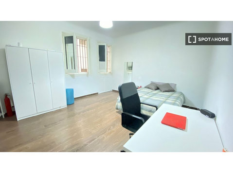 Room for rent in 8-bedroom apartment in Gran Vía, Madrid - 	
Uthyres