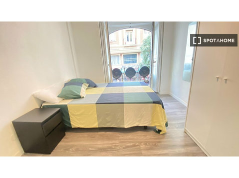 Room for rent in 8-bedroom apartment in Gran Vía, Madrid - Ενοικίαση