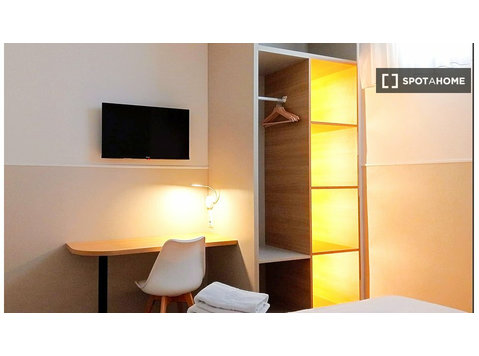Se alquila habitación en piso de 8 habitaciones en Madrid - Alquiler