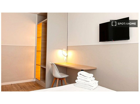 Zimmer zu vermieten in 8-Zimmer-Wohnung in Madrid - Zu Vermieten