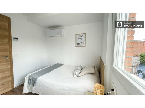 Madrid'de 8 yatak odalı dairede kiralık oda - Kiralık