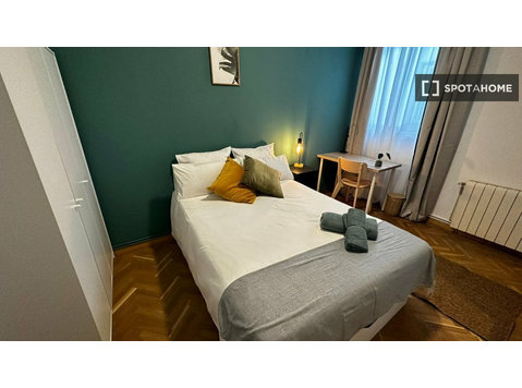 Room for rent in 8-bedroom apartment in Madrid - K pronájmu