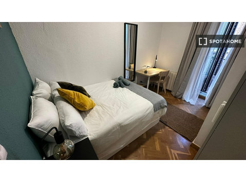 Se alquila habitación en piso de 8 habitaciones en Madrid - Alquiler