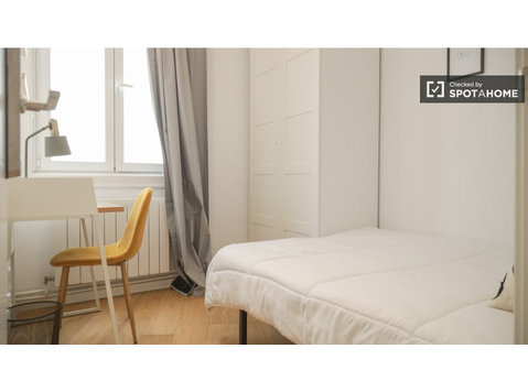 Room for rent in 8-bedroom apartment in Madrid - Annan üürile