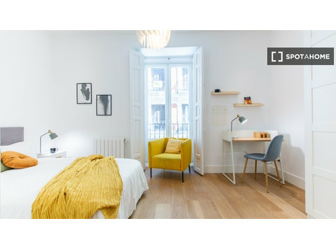 Zimmer zu vermieten in 8-Zimmer-Wohnung in Madrid - Zu Vermieten