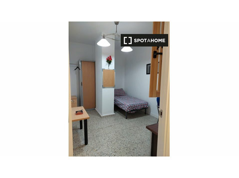 Madrid'de 8 yatak odalı dairede kiralık oda - Kiralık