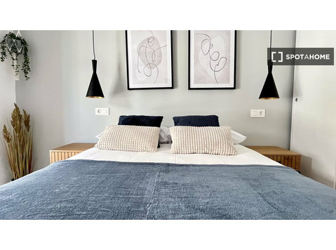 Aluga-se quarto em apartamento de 8 quartos em Madrid - Aluguel