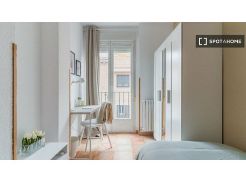 Zimmer zu vermieten in 8-Zimmer-Wohnung in Madrid - Zu Vermieten