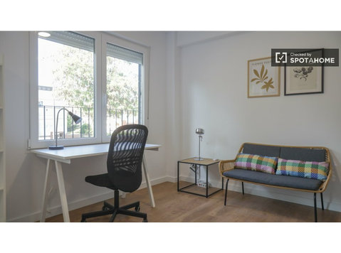 Zimmer zu vermieten in 8-Zimmer-Wohnung in Madrid, Madrid - Zu Vermieten