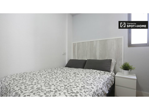 Room for rent in 8-bedroom apartment in Pirámides, Madrid - Kiadó