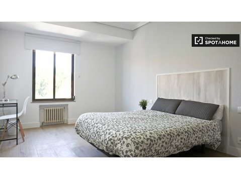 Room for rent in 8-bedroom apartment in Pirámides, Madrid - For Rent