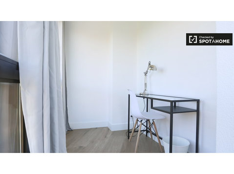 Stanza in affitto in appartamento con 8 camere da letto a… - In Affitto