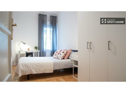 Zimmer zu vermieten in einer 8-Zimmer-Wohnung in Salamanca,… - Zu Vermieten