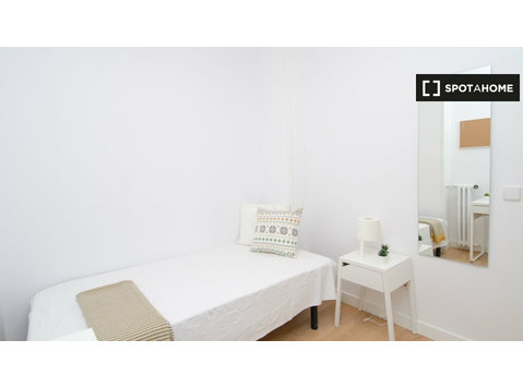 Se alquila habitación en apartamento de 8 dormitorios en… - Alquiler