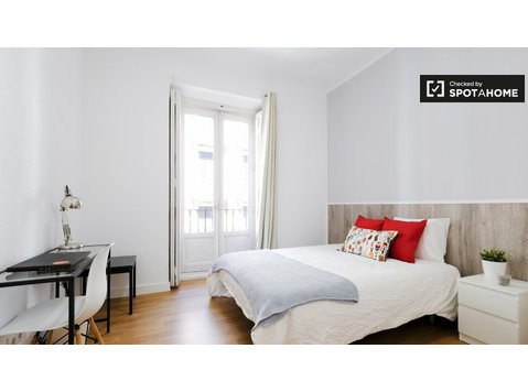 Trafalgar, Madrid'de 8 yatak odalı dairede kiralık oda - Kiralık