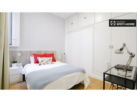 Camera in affitto in appartamento con 8 camere da letto a… - In Affitto