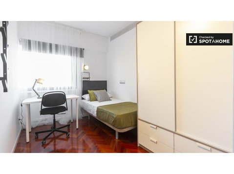Chambre à louer dans un appartement de 9 chambres, Ciudad… - À louer