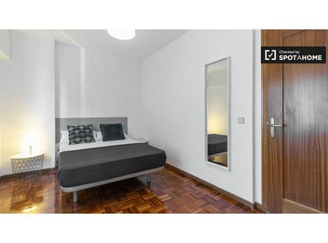 9 yatak odalı daire, Ciudad Lineal, Madrid'de kiralık oda - Kiralık