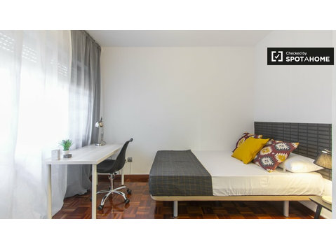 9 yatak odalı daire, Ciudad Lineal, Madrid'de kiralık oda - Kiralık