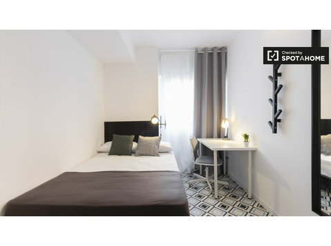Room for rent in 9-bedroom apartment, Ciudad Lineal, Madrid - Til leje