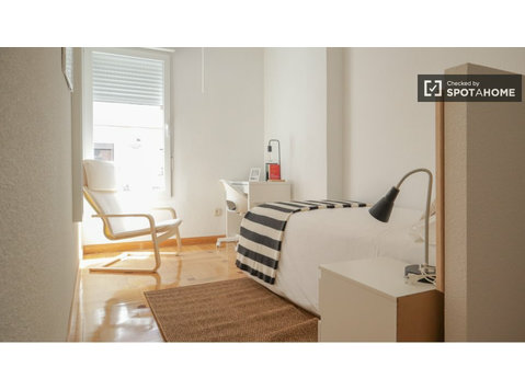 Room for rent in 9-bedroom apartment in Chamberí, Madrid - 空室あり