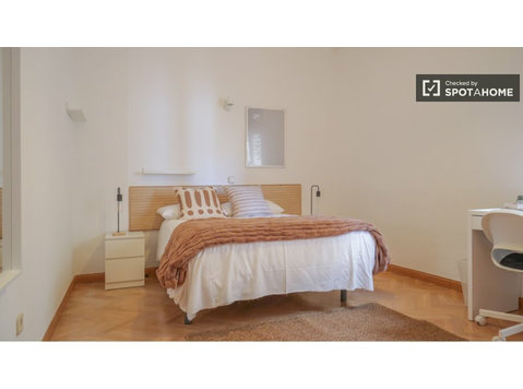 Zimmer zu vermieten in 9-Zimmer-Wohnung in Chamberí, Madrid - Zu Vermieten