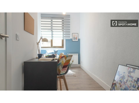 Zimmer zu vermieten in einer 9-Zimmer-Wohnung in der Gran… - Zu Vermieten
