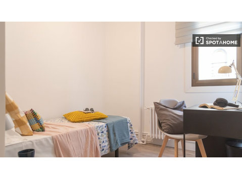 Zimmer zu vermieten in einer 9-Zimmer-Wohnung in der Gran… - Zu Vermieten