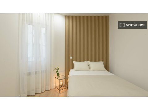 Room for rent in 9-bedroom apartment in Madrid - الإيجار