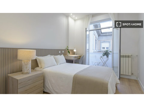 Quarto para alugar em apartamento de 9 quartos em Madrid - Aluguel