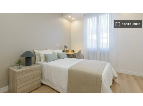 Pokój do wynajęcia w mieszkaniu z 9 sypialniami w Madrycie - Do wynajęcia