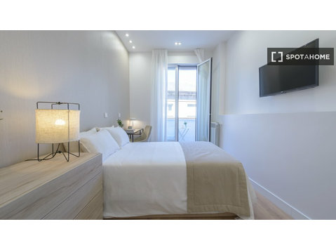 Zimmer zu vermieten in 9-Zimmer-Wohnung in Madrid - Zu Vermieten