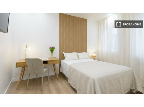 Se alquila habitación en piso de 9 habitaciones en Madrid - Alquiler