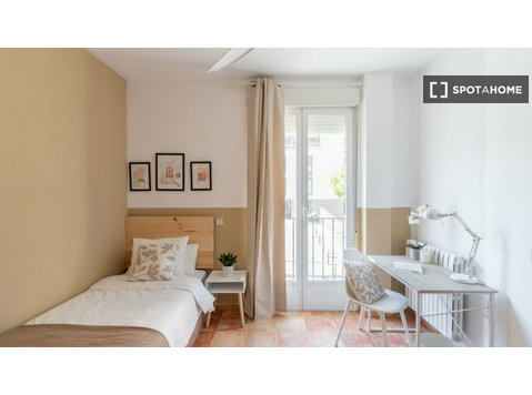 Quarto para alugar em apartamento de 9 quartos em Madrid - Aluguel