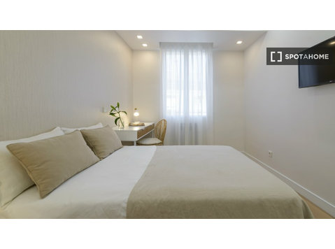 Madrid'de 9 yatak odalı dairede kiralık oda - Kiralık